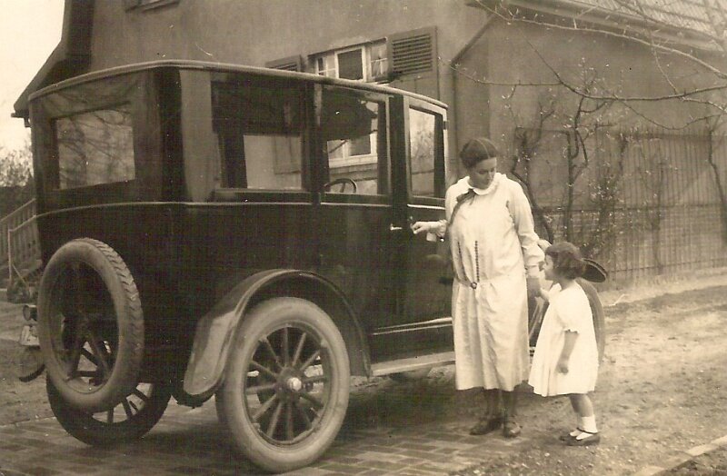 1924_Hahn_Beate&Cornelia_vor_dem_Auto.jpg - Beate Hahn und Tochter Cornelia vor dem Auto. Angermund 1924. Foto im Besitz der Familie Beate Jastrow Hahn.