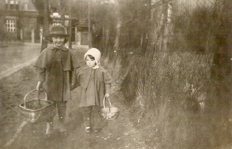 Hahn_Cornelia_Charlotte_Ostern_1929.jpg - Cornelia und Charlotte Hahn bei Ostereiersuchen. Berlin 1929. Foto im Besitz der Familie Beate Jastrow Hahn.