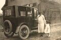 1924_Hahn_Beate&Cornelia_vor_dem_Auto