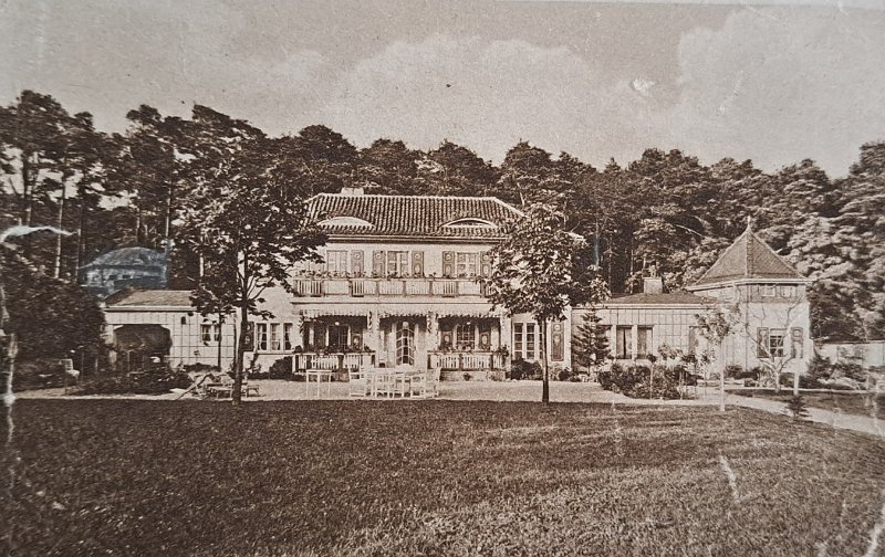 Berlin_B-B-Strasse_Hahn_House_ca_1930.jpg - Bernhard-Beyer-Straße 3 in Berlin-Steinstücken.) Villa von Franz und Beate Hahn. Undatiertes Foto, um 1930. Als Postkarte 1960 von Beate Hahn aus Heathview an ihre Enkelin in Vancouver  geschickt. Charlotte Hahn Arner bezeichnete das Haus 1996 im Interview mit dem USC Shoah Foundation Institute als "ehemaliges Jagdhaus."