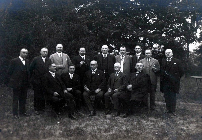 Beck_Carl_Geburtstag_1928.jpg - Bürgermeister Carl Beck (1. Reihe, Mitte) bei der Feier seines Geburtstags 1928. Foto: Original im Archiv des Vereins Lintorfer Heimatfreunde e.V.