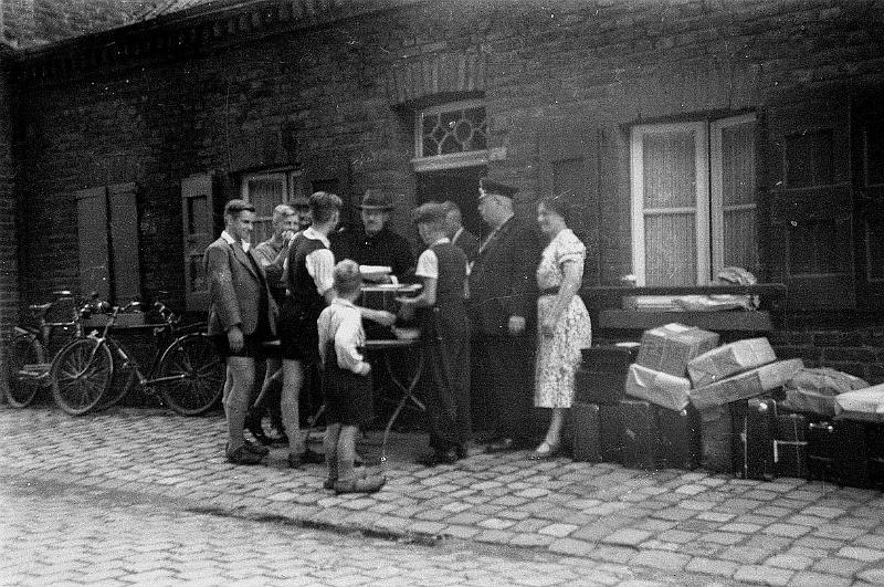 de_Waal_Haus_1920er_Jahre_Poststelle.jpg - Das Haus der Familie de Waal Angermund Nr. 6  in den 1920er Jahren. (Im Haus befand sich damals eine Poststation; es wurde 2011 abgerissen).