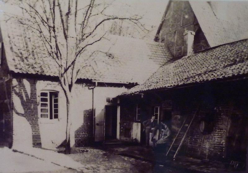 de_Waal_Haus_Hinterhof_1930er_Jahre_1.JPG - Hinterhof des de Waal-Hauses. Foto aus den 1930er Jahren.