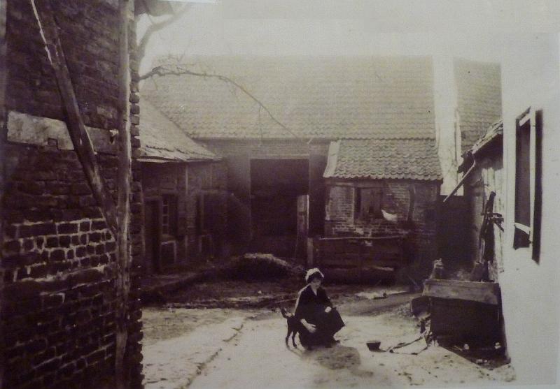 de_Waal_Haus_Hinterhof_1930er_Jahre_2.JPG - Hinterhof des de Waal-Hauses. Foto aus den 1930er Jahren.