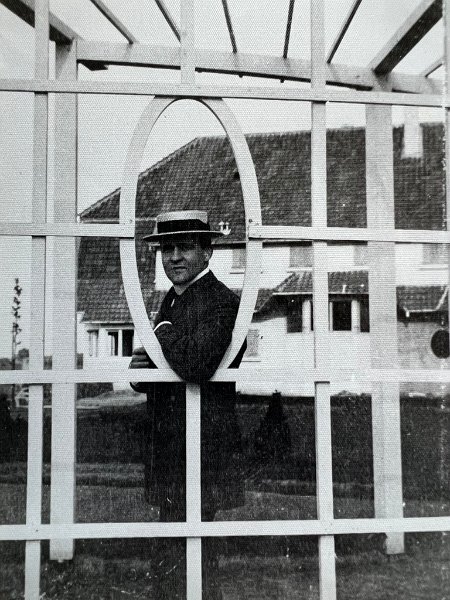 Hermann_Tigler_jun_um_1907.jpg - Hermmann Tigler vor seinem Haus in Angermund. Foto: um 1907 (Privatbesitz)