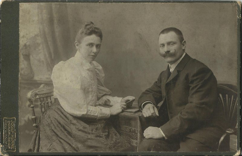 03_Fettweis_Ludwig_Fuchs_Henriette.jpg - Ludwig Fettweis mit seiner ersten Frau Henriette geb. Fuchs (1869–1929), die er 1893 in Düsseldorf heiratete. Foto: Hoffotograf Josef Henne, Düsseldorf, um 1898/1900. Privatbesitz.