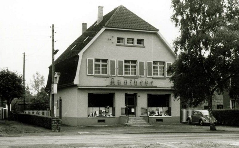 Apotheke_Clemens_Niemann.jpg - Um 1908. Wohn- und Geschäftshaus Ratingen-Lintorf, Konrad Adenauer-Platz 15. Apotheke Niemann. Foto aus den 1950er Jahren im Archiv des Vereins Lintorfer Heimatfreunde e.V.