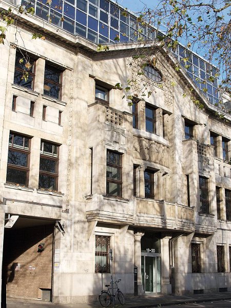 Duesseldorf_Jaegerhofstr_20.jpg - Baujahr 1909. Stadthaus Dr. Friedrichs, Düsseldorf, Jägerhofstraße 19-20. Foto: Ralf Hüls 2010