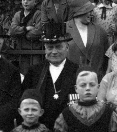 Fettweis_Ludwig_Schützenfest_1932.jpg - Ludwig Fettweis. Als Chef der Sr. Sebastianus Bruderschaft Angermund beim Schützenfest 1932. Ausschnitt von einem Foto in Privatbesitz.