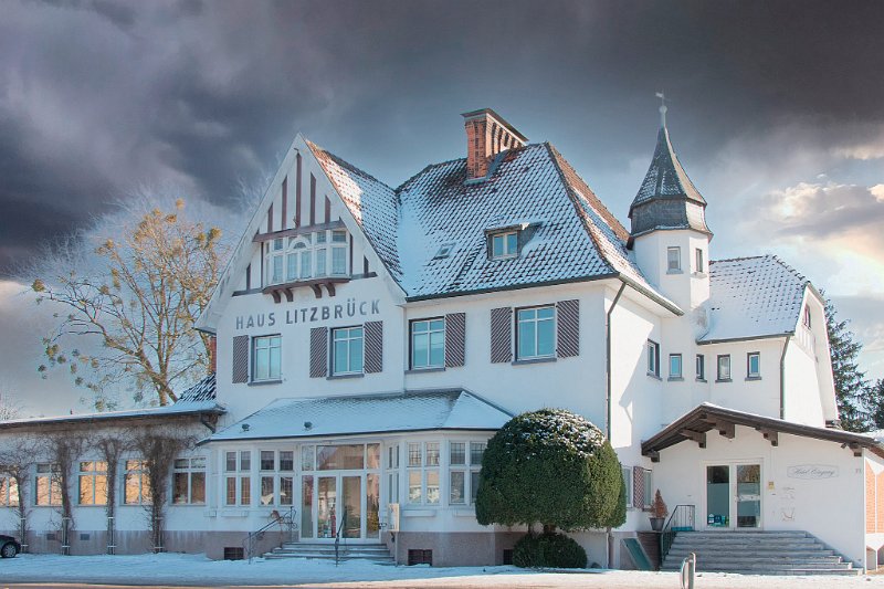 Haus_Litzbrück_im_Schnee_Februar_2021.jpg - Baujahr 1907. Haus Litzbrück, Angermund,  Bahnhofstraße 33. Foto: Jürgen Schliewe 2021